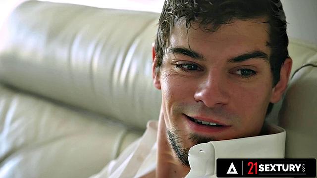 Шалина Девайн балует мужчину анальным сексом и страстным футджобом.