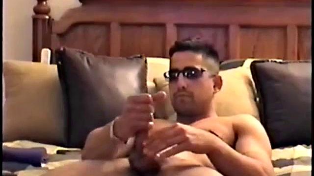 зэк дрочит и кончает