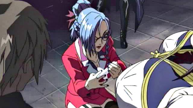 Хрупкая хентай рабыня орет в кляпе, пока мастер издевается и растягивает её