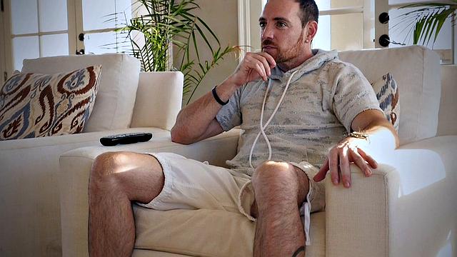 брюнетка в форме катается на члене и глотает сперму