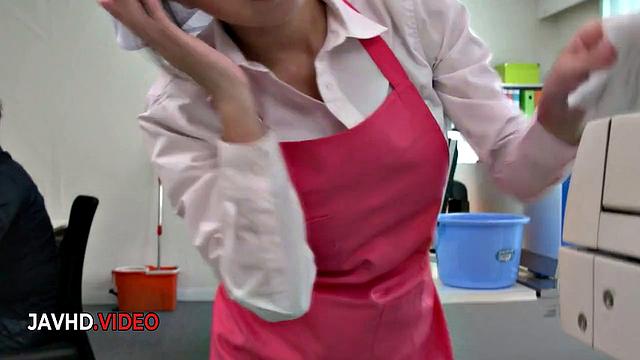 Чихиро Акино умело делает минет и получает сперму в рот на работе.