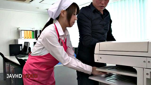 Чихиро Акино умело делает минет и получает сперму в рот на работе.