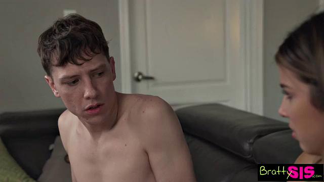 шаговая сестра сажается на член и получает сперму внутрь