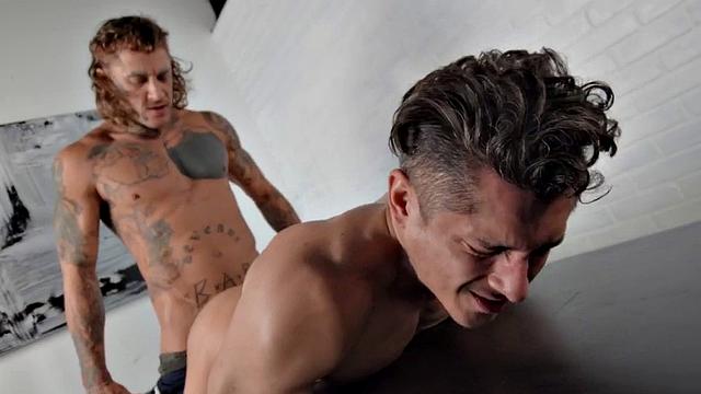 Татуированный качок показывает бизнесмену, как вести дела по-своему