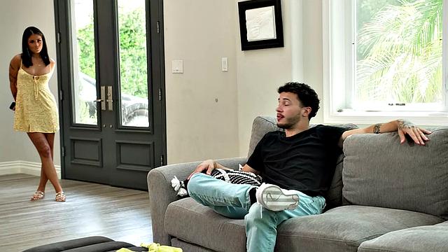 Petite hottie Ryan Reid puts on lingerie and bangs boyfriend's friend