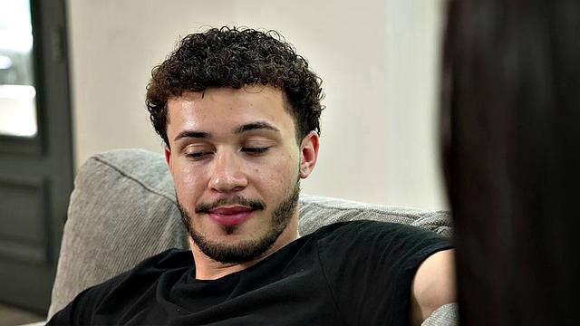 райан рид надевает бельё и трахается с другом парня