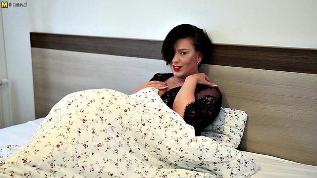 Зрелая мамка Мат-Проф085 засовывает игрушку в мокрую киску