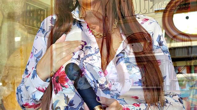 брюнетка играет с вибратором и украшениями одна