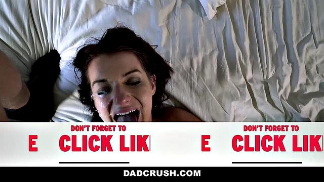 похотливый отчим не может устоять перед зрелой падчерицей