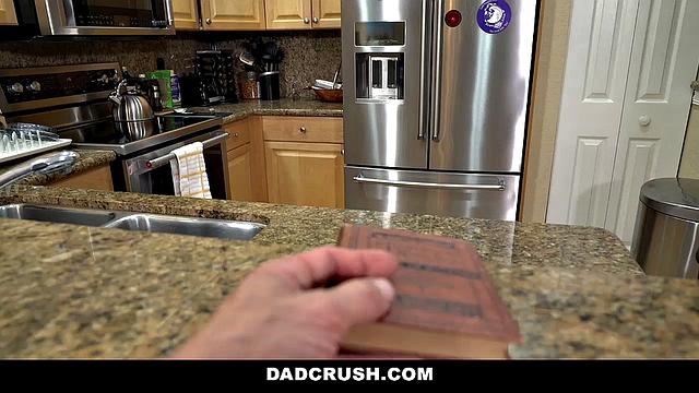 похотливый отчим не может устоять перед зрелой падчерицей