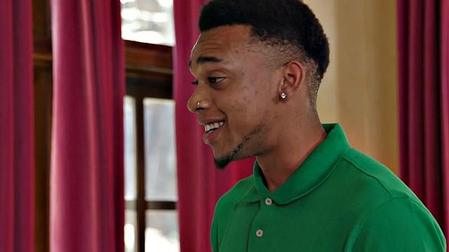 пышная красотка трахается с черным прямо перед мужем-завистником и едой