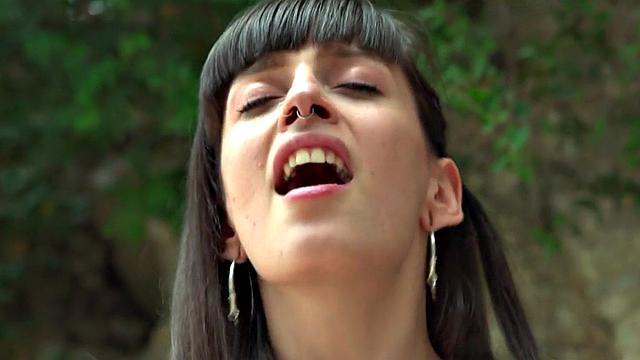 татуированная малышка трахается с bwc на улице