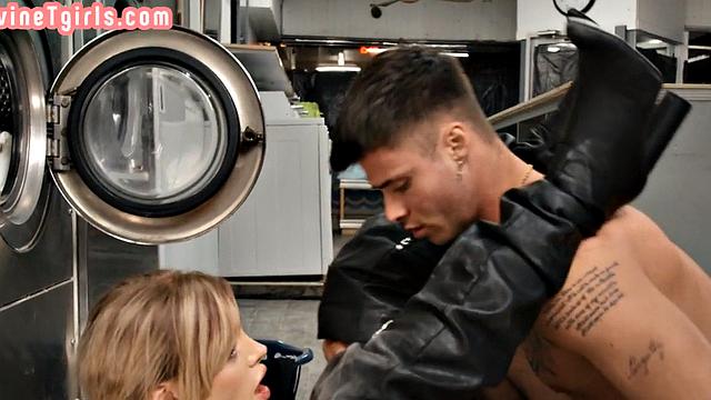 Транс в белье трахается в прачечной на виду