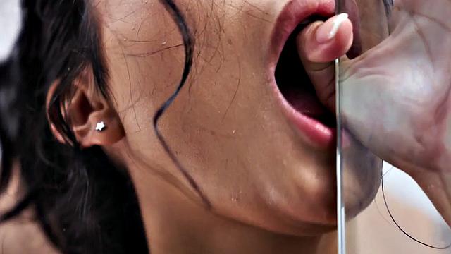 Азиатская малышка с аппетитной жопой трахается в ванной