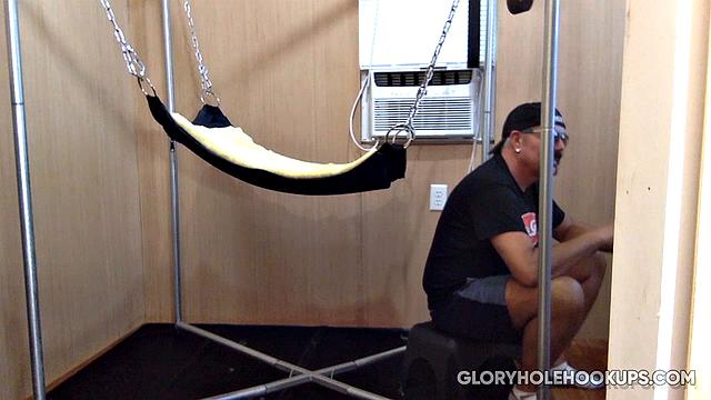 Мужики на гей глори холле жестко трахают в попу и кончают без резинки внутри взрослого парня.