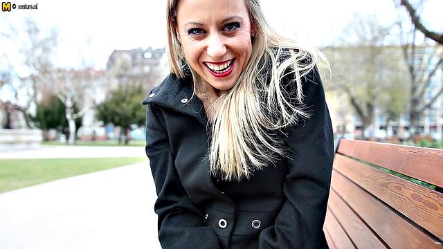 Похотливая мамаша лихо скачет на здоровом члене