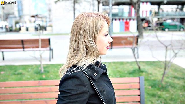 Похотливая мамаша лихо скачет на здоровом члене