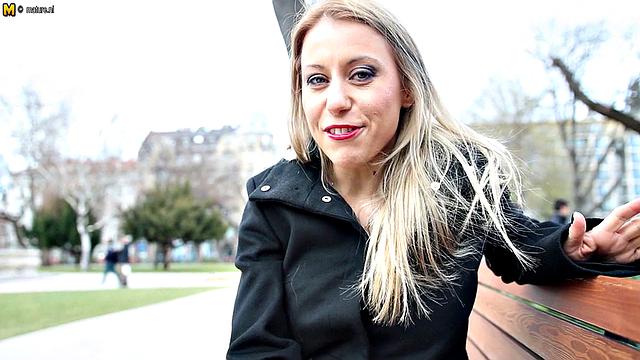 Похотливая мамаша лихо скачет на здоровом члене