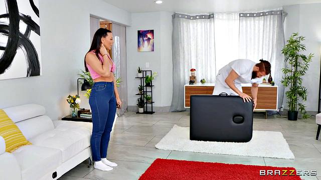 Рэйчел Старр стесняется снять джинсы, но массажеру это только в кайф - муж такого точно не дарил!