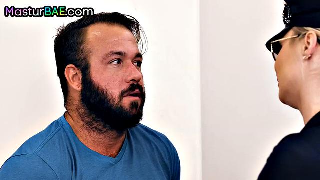 Сочная тёлка в форме скачет на члене и заводит парня по полной.