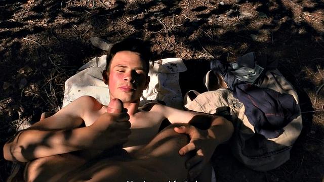 Европеец поймал хуй на свежем воздухе и понял, что трава не матрас