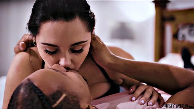 Zoey Foxx трахается с парнем, а другой подглядывает за ними через открытую дверь.