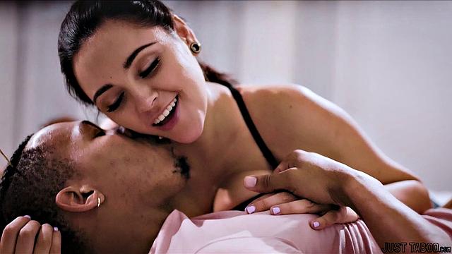 Zoey Foxx трахается с парнем, а другой подглядывает за ними через открытую дверь.