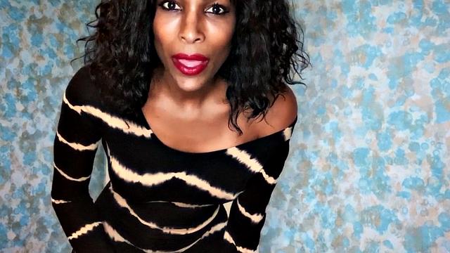 Чёрная транса с аппетитными формами ласкает себя на вебке