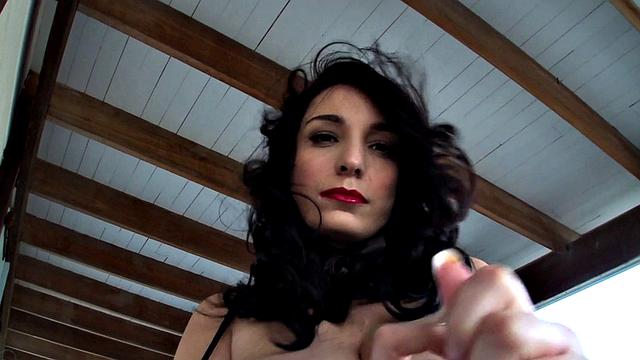 Мишель Бонд в цепях: пока молоко льётся, хули не поиграть с дылдой