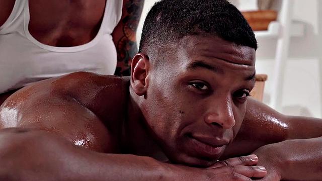 Юная брюнетка с большими сиськами получает масляный миссионер от чёрного жеребца