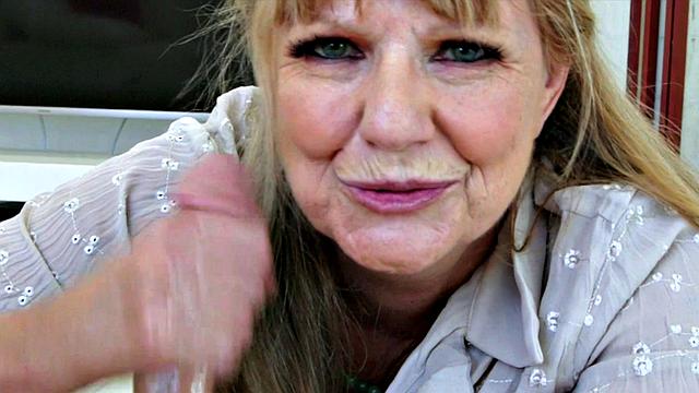 опытная блондинка соблазняет молодого парня горячим минетом и жёстким догги