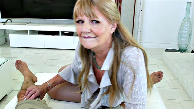 опытная блондинка соблазняет молодого парня горячим минетом и жёстким догги