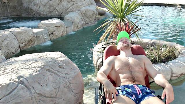 пышногрудая транса жарит парня и подругу у бассейна