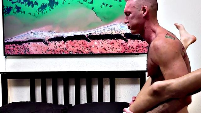 Волосатый папаша вылизывает парню зад, а потом долбит без резинки