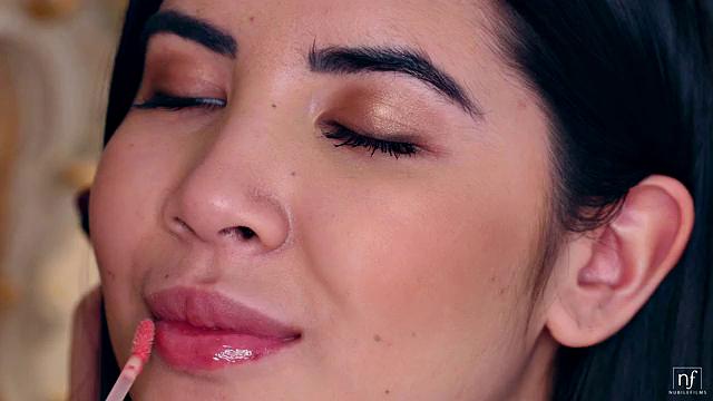 Хейли Сандерс и Леди Ди трутся выбритыми кисками и кайфуют с вибратором