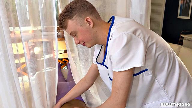 Джордан Фоллс развлекает подругу горячим массажем и масляным трахом от Jimmy Michaelsа.