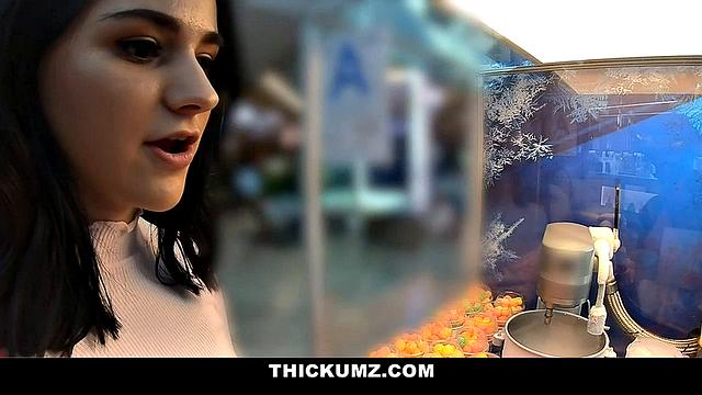 Модная толстушка скачет на члене и ловит заливку на язык