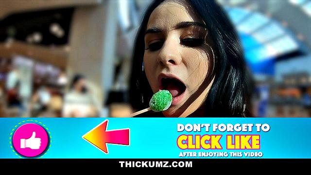 Модная толстушка скачет на члене и ловит заливку на язык