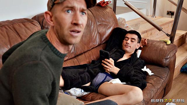 зрелая домработница развлекается с Жорди на диване