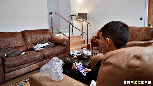 зрелая домработница развлекается с Жорди на диване