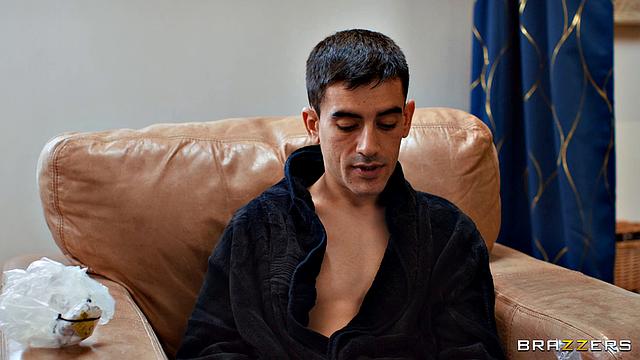 зрелая домработница развлекается с Жорди на диване