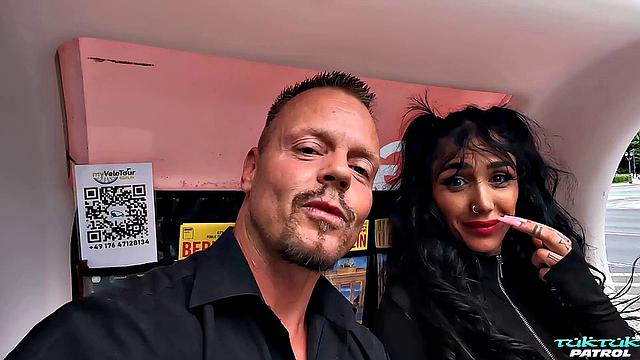 Тайка с большими сиськами трахаетса в Германии, делает минет и мастурбирует перед камерой.