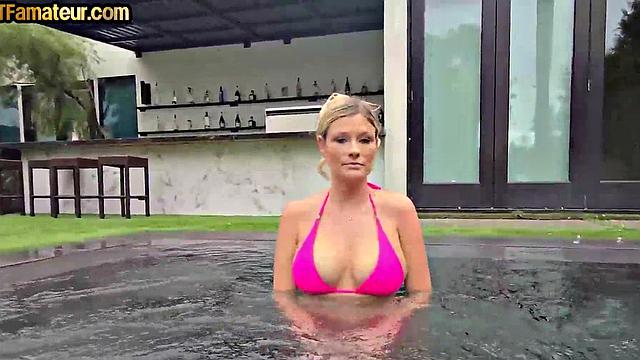 пышногрудая блондинка в белье скачет на члене крупным планом