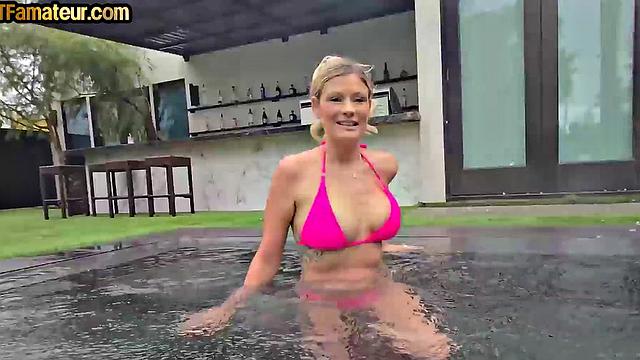 пышногрудая блондинка в белье скачет на члене крупным планом