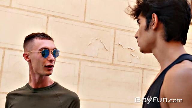 Три взрослые геи не сдерживают страсть - жаркий групповой секс без защиты!