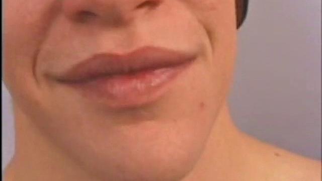 Стрейт скейтер не удержался и отсосал двум морякам, жадно глотая сперму