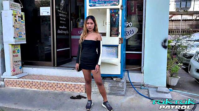 Тайская киска вся мокрая, ловит огромный член и кончает фонтаном