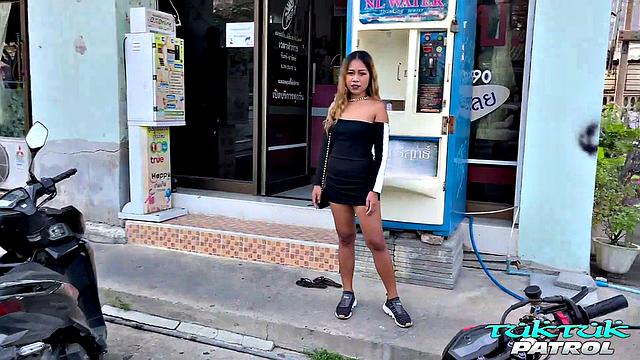 Тайская киска вся мокрая, ловит огромный член и кончает фонтаном