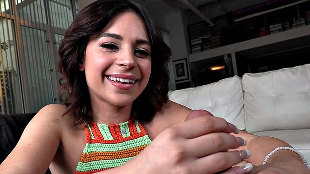 Стройная 21-летняя трахает парня руками в масле крупным планом