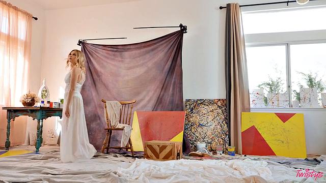 Coco Lovelock садится на лицо Madi Meadows и вылизывает до оргазма, пока обе трутся кисками друг о дружку на кровати.